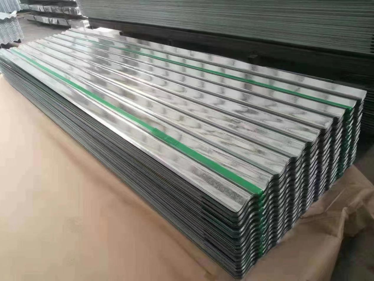 Tấm lợp kim loại sóng tráng kẽm đang được vận chuyển
